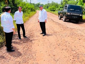 Ambil Alih Perbaikan, Ini Momen Jokowi Cek Jalan Rusak di Jambi