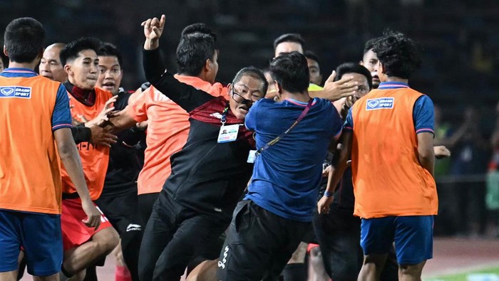 Baku Hantam Indonesia vs Thailand A fight breaks out on the sidelines of the men's football final match between Thailand and Indonesia during the 32nd Southeast Asian Games (SEA Games) in Phnom Penh on May 16, 2023. (Photo by MOHD RASFAN / AFP) (Photo by MOHD RASFAN/AFP via Getty Images)