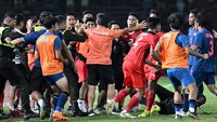 Kericuhan ini membuat wasit Kassem Matar Al-Hatmi dari Oman mengeluarkan kartu merah untuk pemain dan sejumlah ofisial tim. (Foto: AFP via Getty Images/MOHD RASFAN)