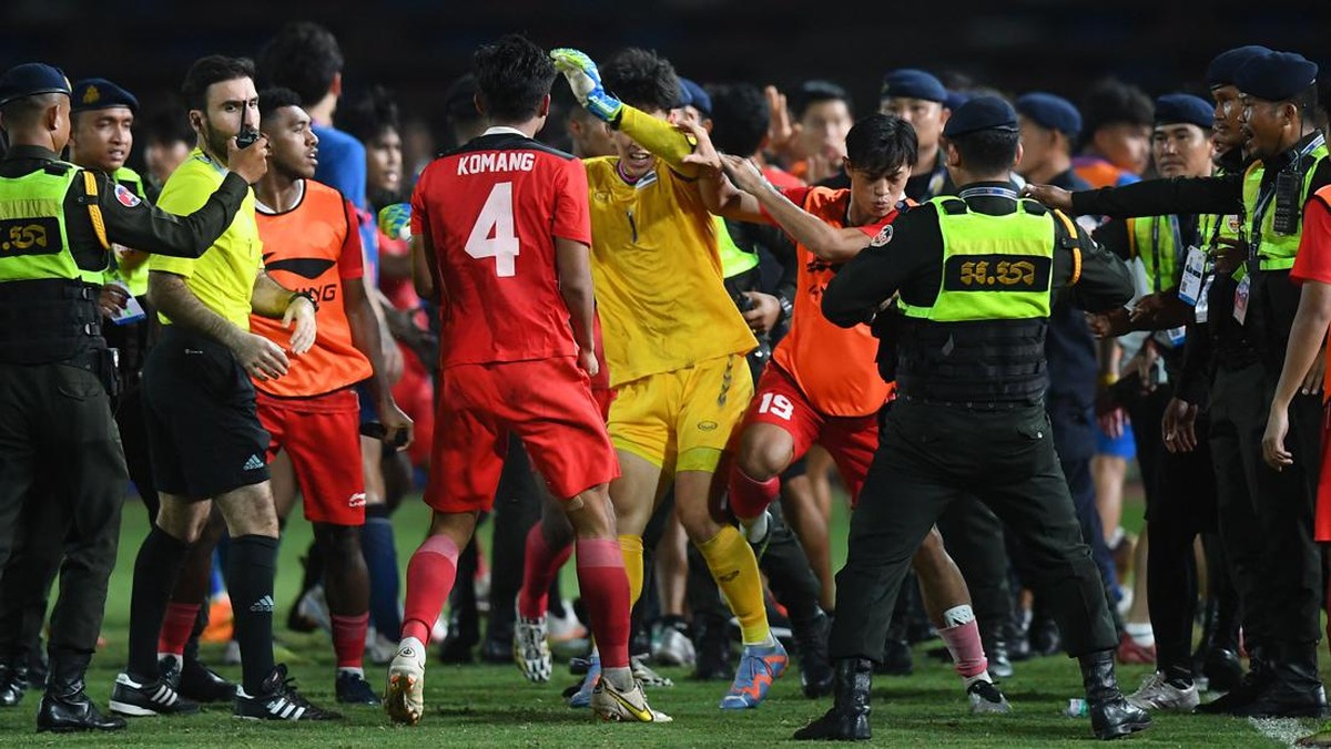 Momen Soponwit Rakyart menonjok Komang Teguh di final sepakbola SEA Games 2023 antara Indonesia vs Thailand. (Foto: AFP via Getty Images/NHAC NGUYEN)