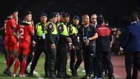 Ketegangan mereda setelah petugas keamanan ikut memisah kedua tim. (Foto: AFP via Getty Images/NHAC NGUYEN)
