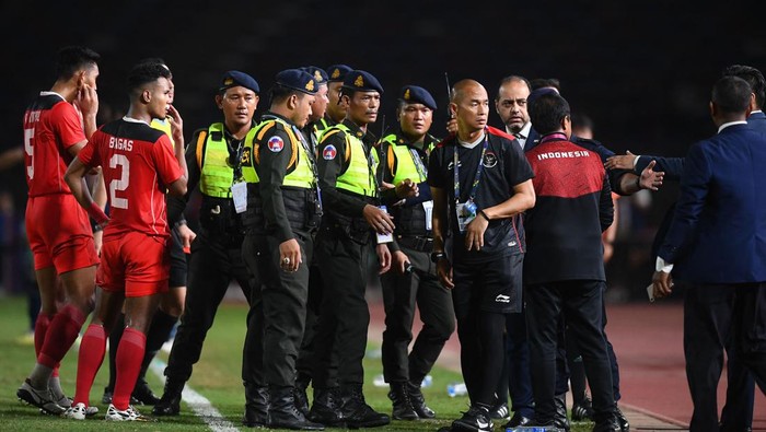 Baku Hantam Indonesia vs Thailand Security officials gather after a fight breaks out on the sidelines of the men's football final match between Indonesia and Thailand during the 32nd Southeast Asian Games (SEA Games) in Phnom Penh on May 16, 2023. (Photo by Nhac NGUYEN / AFP) (Photo by NHAC NGUYEN/AFP via Getty Images)