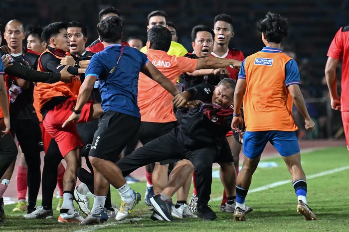 TOPSHOT - A fight breaks out on the sidelines of the mens football final match between Thailand and Indonesia during the 32nd Southeast Asian Games (SEA Games) in Phnom Penh on May 16, 2023. (Photo by MOHD RASFAN / AFP) (Photo by MOHD RASFAN/AFP via Getty Images)