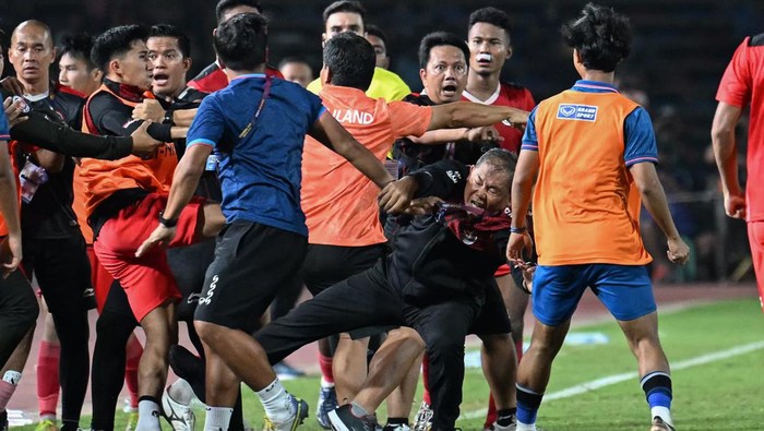 Baku Hantam Indonesia vs Thailand TOPSHOT - A fight breaks out on the sidelines of the men's football final match between Thailand and Indonesia during the 32nd Southeast Asian Games (SEA Games) in Phnom Penh on May 16, 2023. (Photo by MOHD RASFAN / AFP) (Photo by MOHD RASFAN/AFP via Getty Images)