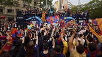 Nyanyian lama dan baru berkumandang di sekitar pusat kota Barcelona. REUTERS/Albert Gea  