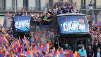 Kegembiraan dan permainan dimulai pada pukul 18.00 waktu setempat. Bus perlahan memulai perjalanannya melewati kerumunan besar penggemar di Les Corts, kawasan keuangan dan bisnis yang merupakan rumah bagi Camp Nou. REUTERS/Nacho Doce  