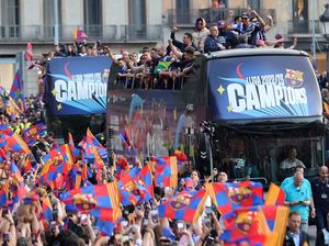 Barcelona Gelar Parade Bus Terbuka Rayakan Juara Liga Spanyol Barcelona Gelar Parade Bus Terbuka Rayakan Juara Liga Spanyol