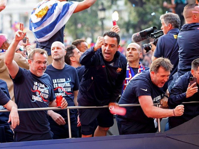 Soccer Football - FC Barcelona victory parade after winning  LaLiga - Barcelona, Spain - May 15, 2023 FC Barcelona coach Xavi with his staff and players celebrate with fans after winning LaLiga REUTERS/Nacho Doce