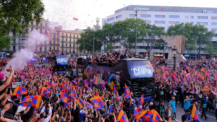 Barcelona Gelar Parade Bus Terbuka Rayakan Juara Liga Spanyol Soccer Football - FC Barcelona victory parade after winning LaLiga - Barcelona, Spain - May 15, 2023 FC Barcelona coach Xavi, his staff and players celebrate with fans after winning LaLiga REUTERS/Nacho Doce