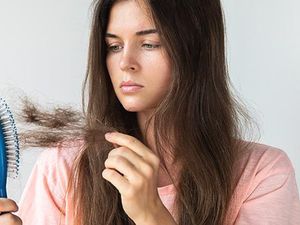 8 Penyebab Rambut Rontok dan Cara Mengobatinya 8 Penyebab Rambut Rontok dan Cara Mengobatinya
