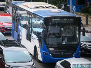 Turun Tangan Polisi Mediasi Bus TransJ Diadang Pengemudi MINI Turun Tangan Polisi Mediasi Bus TransJ Diadang Pengemudi MINI