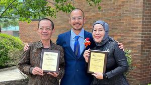 Bangga! Potret Anak Dewi Yull Wisuda S2 dan Raih 3 Penghargaan