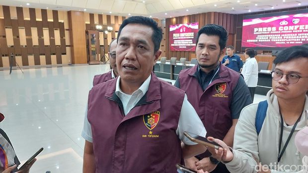 Dittipidum Bareskrim Polri mengungkapkan dua tersangka kasus perdagangan orang telah merekrut 16 WNI ke Myanmar. (Rumondang N/detikcom)