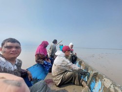 Polair Selamatkan Perahu Rombongan FKH Unair yang Kandas Usai Autopsi Paus