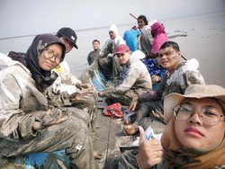 Perahu Mahasiswa-Dosen FKH Unair Kandas Usai Autopsi Bangkai Paus