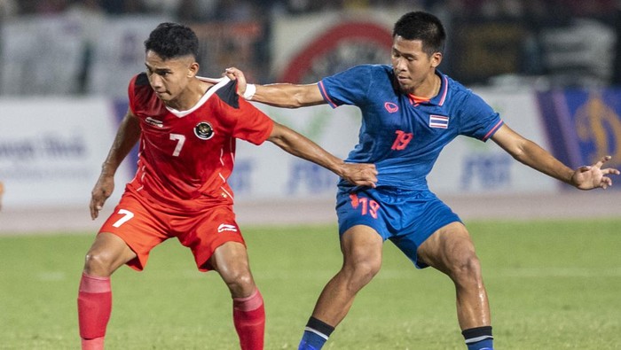 Timnas Indonesia U-22 menyanyikan lagu kebangsaan Indonesia raya jelang tanding melawan Timnas Thailand pada final SEA Games 2023 di National Olympic Stadium, Phnom Penh, Kamboja, Selasa (16/5/2023).