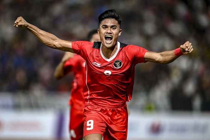 Timnas Indonesia U-22 menyanyikan lagu kebangsaan Indonesia raya jelang tanding melawan Timnas Thailand pada final SEA Games 2023 di National Olympic Stadium, Phnom Penh, Kamboja, Selasa (16/5/2023).