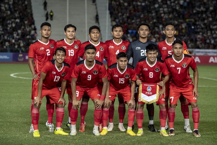 Timnas Indonesia U-22 menyanyikan lagu kebangsaan Indonesia raya jelang tanding melawan Timnas Thailand pada final SEA Games 2023 di National Olympic Stadium, Phnom Penh, Kamboja, Selasa (16/5/2023).