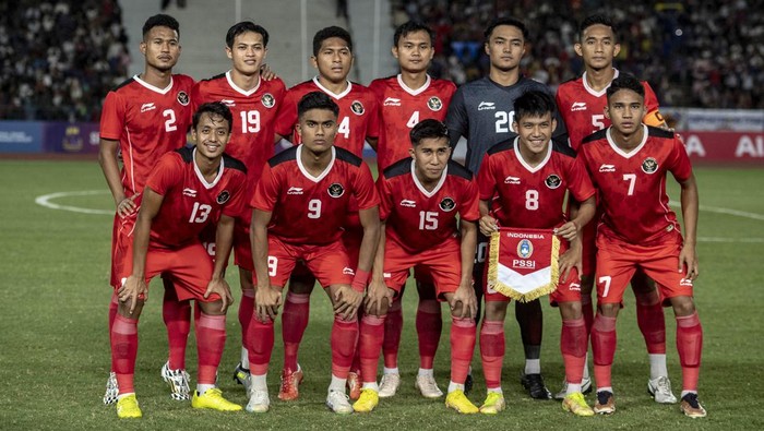 Timnas Indonesia U-22 menyanyikan lagu kebangsaan Indonesia raya jelang tanding melawan Timnas Thailand pada final SEA Games 2023 di National Olympic Stadium, Phnom Penh, Kamboja, Selasa (16/5/2023).