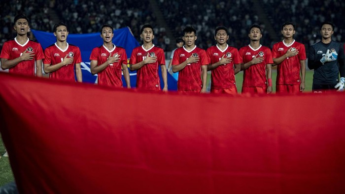 Timnas Indonesia U-22 menyanyikan lagu kebangsaan Indonesia raya jelang tanding melawan Timnas Thailand pada final SEA Games 2023 di National Olympic Stadium, Phnom Penh, Kamboja, Selasa (16/5/2023).