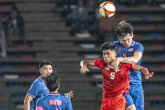 Timnas Indonesia U-22 menyanyikan lagu kebangsaan Indonesia raya jelang tanding melawan Timnas Thailand pada final SEA Games 2023 di National Olympic Stadium, Phnom Penh, Kamboja, Selasa (16/5/2023).