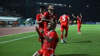 Jelang turun minum, di masa injury time, Indonesia mendapat gol keduanya. Ramadhan Sananta kembali membuat gol. Ia meneruskan umpan Rizky Ridho menjadi gol. Thailand protes karena menganggap bola itu adalah bola fair play, usai terjadi pelanggaran di kotak penalti Indonesia. Wasit ternyata tetap mengesahkannya.