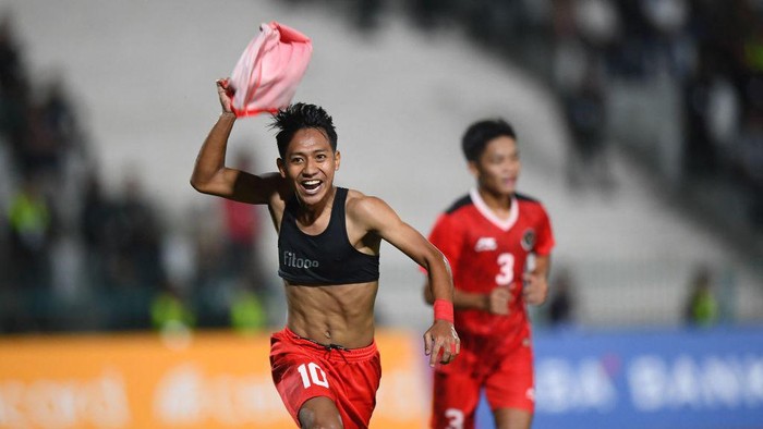 Garuda Muda Juara SEA Games 2023 Timnas Indonesia U-22 mengakhiri puasa gelar dengan menjuarai sepakbola SEA Games 2023. Tim asuhan Indra Sjafri menang 5-2 atas Thailand di laga final.