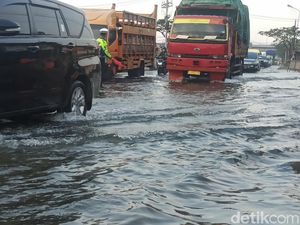 Hati-hati! Ada Genangan Rob di Jalur Pantura Sayung Demak Hati-hati! Ada Genangan Rob di Jalur Pantura Sayung Demak