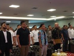 Hadiri Talkshow Industri Kreatif Bareng Bobby, Gibran Pakai Baju ala Pantai