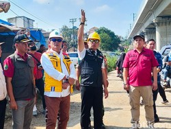 Ridwan Kamil Kebut Perbaikan Jalan Rusak di Jawa Barat