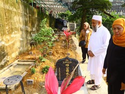 Khofifah Ziarah ke Makam TKW Korban COVID-19 di Hong Kong: Pahlawan Devisa