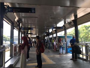 Halte Bundaran Senayan Bakal Ditutup, Pengguna TransJ Beralih Naik Motor Halte Bundaran Senayan Bakal Ditutup, Pengguna TransJ Beralih Naik Motor