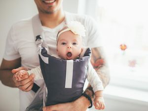 Gendong Anak Bikin Punggung Pegal-pegal? Atasi dengan 3 Cara Ini!