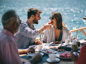 Makanan-makanan yang Harus Traveler Hindari di Kapal Pesiar