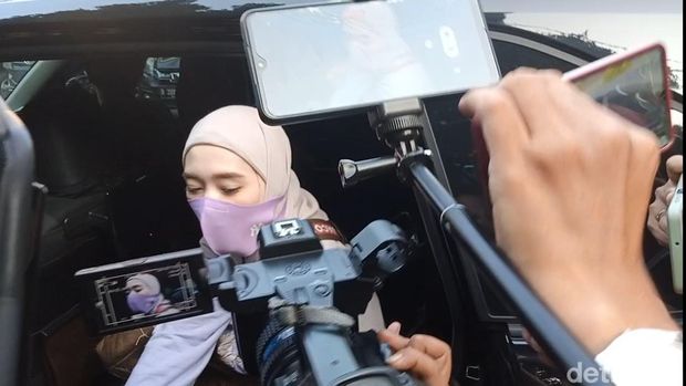Inara Rusli ditemui usai pendampingi pemeriksaan saksi terkait laporan dugaan perselingkuhan Virgoun dan Tenri Anisa di Polda Metro Jaya Selasa (16/5/2023).
