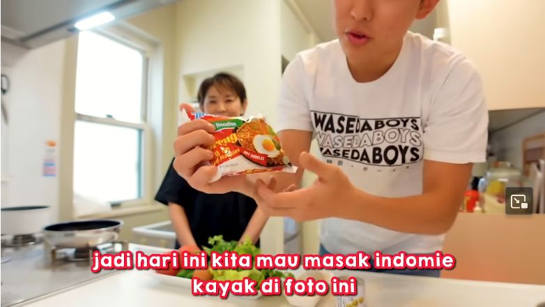 Ibu-ibu asli Jepang bikin Indomie goreng
