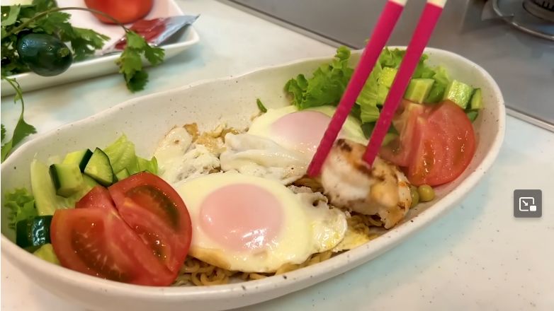 Ibu-ibu asli Jepang bikin Indomie goreng