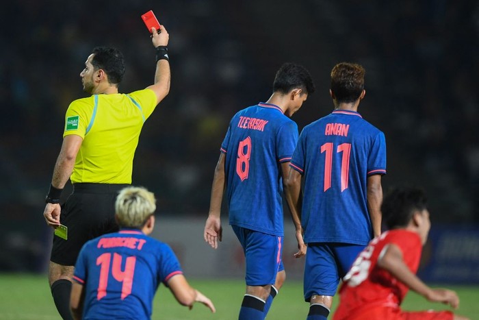 Thailands Teerasak Poeiphimai (centre R) is given a red card during the mens football final match against Indonesia at the 32nd Southeast Asian Games (SEA Games) in Phnom Penh on May 16, 2023. (Photo by Nhac NGUYEN / AFP) (Photo by NHAC NGUYEN/AFP via Getty Images)