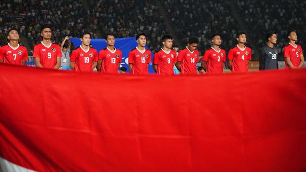 Southeast Asian Games - Football - Indonesia v Thailand - Final - Olympic National Stadium, Phnom Penh, Cambodia - May 16, 2023 Indonesia players line up before the match REUTERS/Cindy Liu