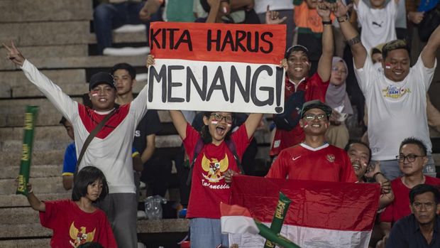 Sejumlah pendukung Timnas Indonesia U-22 memegang poster dukungan jelang final sepak bola SEA Games 2023 di National Olympic Stadium, Phnom Penh, Kamboja, Selasa (16/5/2023). ANTARA FOTO/Muhammad Adimaja