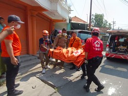 Innova Seruduk 2 Motor Lalu Tabrak Tembok di Pakal Surabaya, 1 Orang Tewas