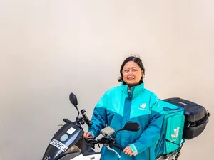 Kisah Wanita Jadi Pengantar Makanan Demi Atasi Kesehatan Mental Kisah Wanita Jadi Pengantar Makanan Demi Atasi Kesehatan Mental