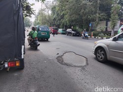 Hati-hati, Jalan Dago Bandung Berlubang Lagi