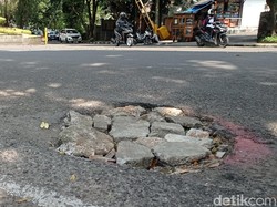 Suara Warga Keluhkan Jalan Berlubang di Sulanjana Bandung