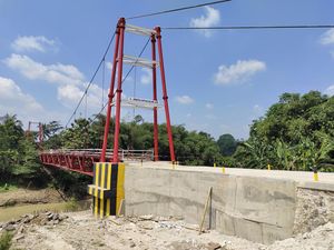 Jembatan Nyaris Ambruk Akibat Banjir Tahun 2020 di Lebak Kini Diperbaiki