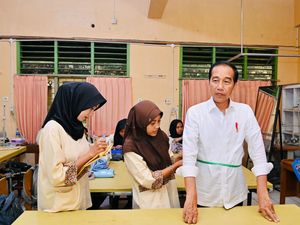 Gemetarnya Siswi SMK 4 Jambi Saat Ukur Badan Jokowi Gemetarnya Siswi SMK 4 Jambi Saat Ukur Badan Jokowi