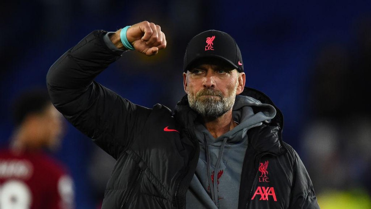 Juergen Klopp mengepalkan tangannya saat merayakan kemenangan Liverpool. Foto: Liverpool FC via Getty Images/John Powell
