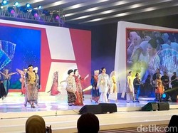 Disaksikan Iriana, Kahiyang Tampil Bak Model di Acara Dekranas