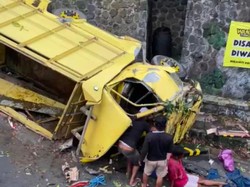 Truk Rem Blong Seruduk Mobil-Motor di Jalur Klemuk Kota Batu, 3 Orang Tewas