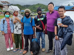2 Pekerja BTS yang Dibacok saat Disandera KKB di Okibab Dirujuk ke Jayapura 2 Pekerja BTS yang Dibacok saat Disandera KKB di Okibab Dirujuk ke Jayapura